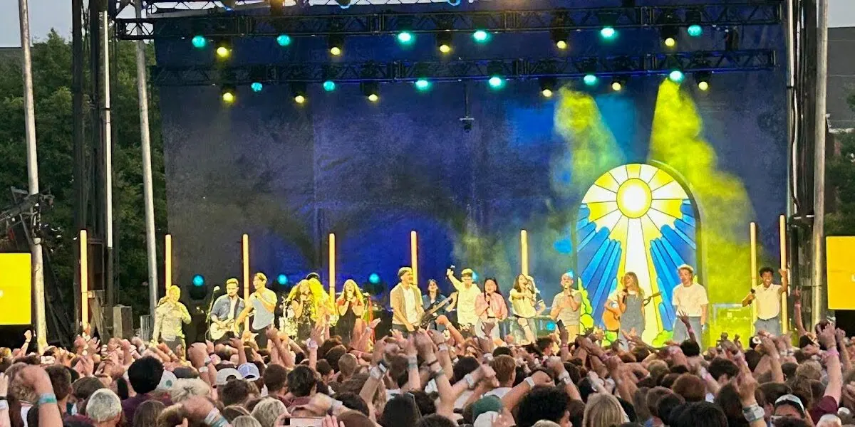 2 crowd dancing