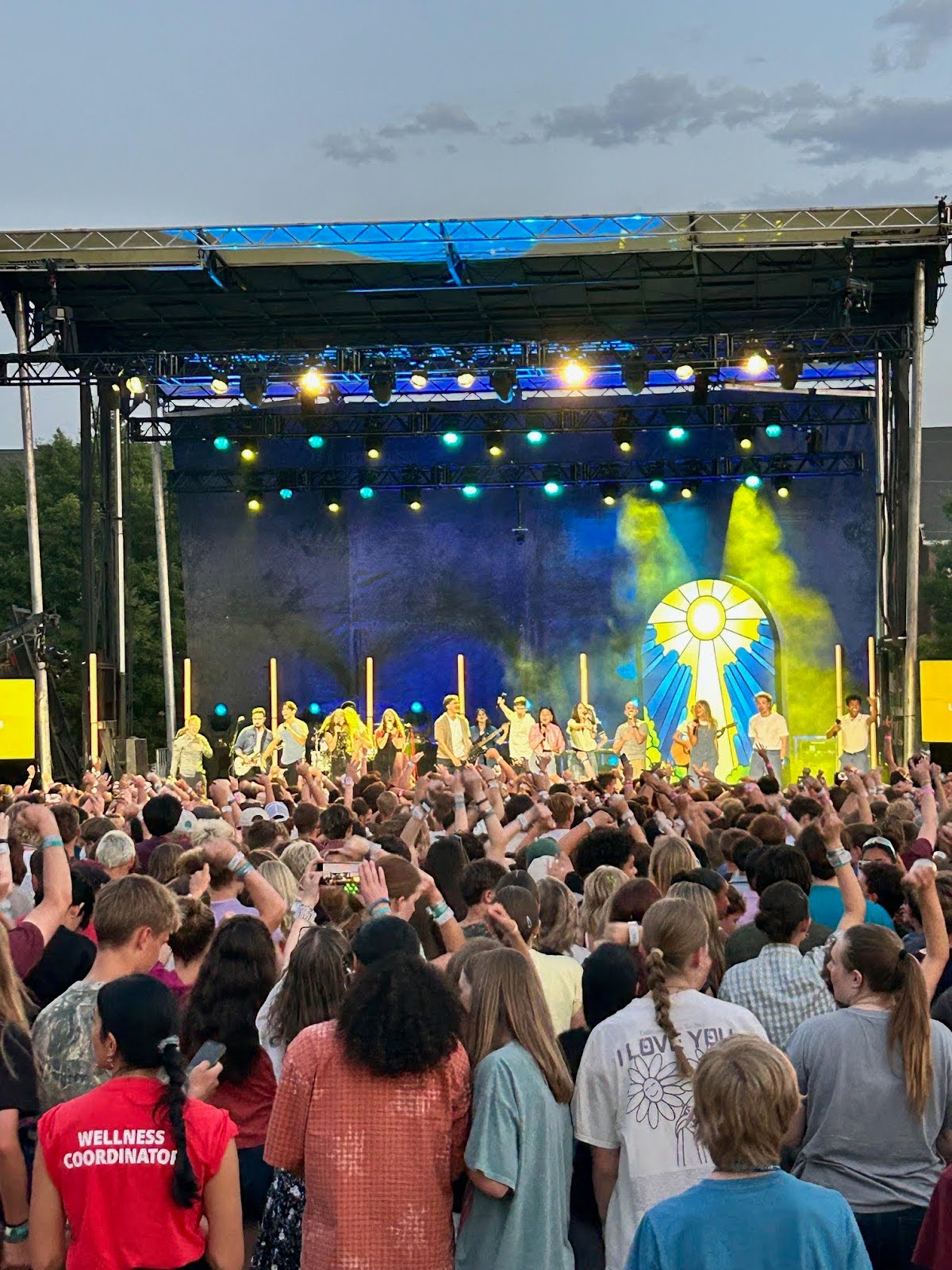 2 crowd dancing