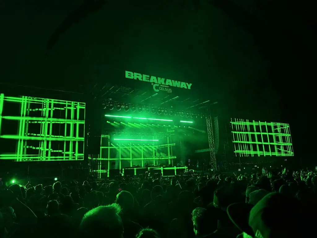 Breakaway Utah main stage illuminated in green with full LED walls and lighting built by stage production companies crew